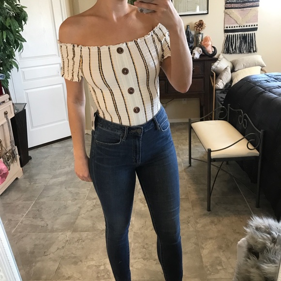 NWT Off The Shoulder Smocked Top - Picture 3 of 8